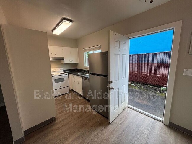 Building Photo - 5950 SW Hall Blvd