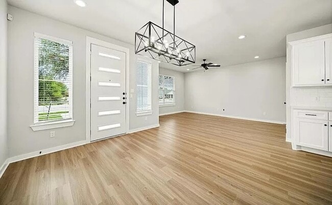 Building Photo - 2404 S 4th St