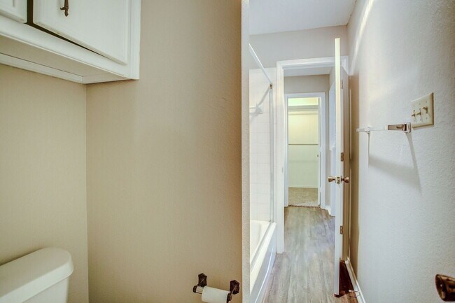 Foto del edificio - Cute & Cozy Two Bedroom Centrally Located ...