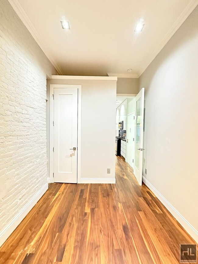 Building Photo - Mott Street