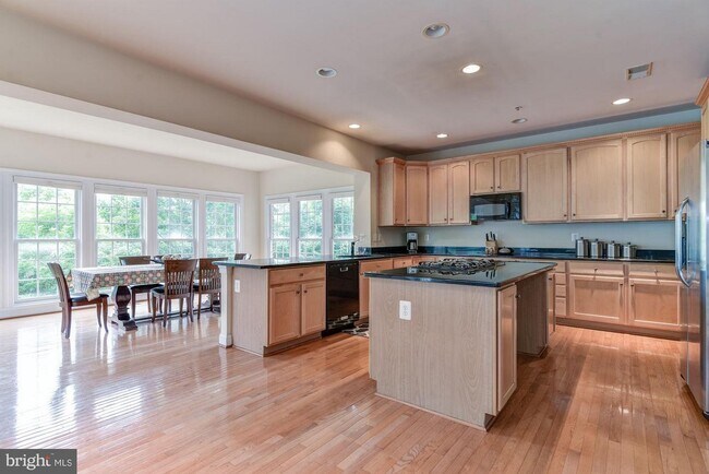 Building Photo - 615 Oak Knoll Terrace