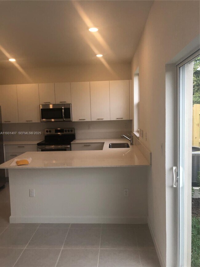 Foto del edificio - 12353 NW 23rd Ct