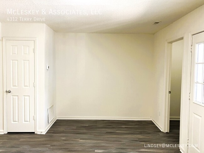 Foto del edificio - 4312 Terry Dr