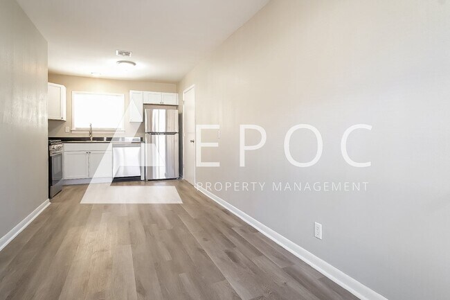 Foto del edificio - 328 W 47th Pl N