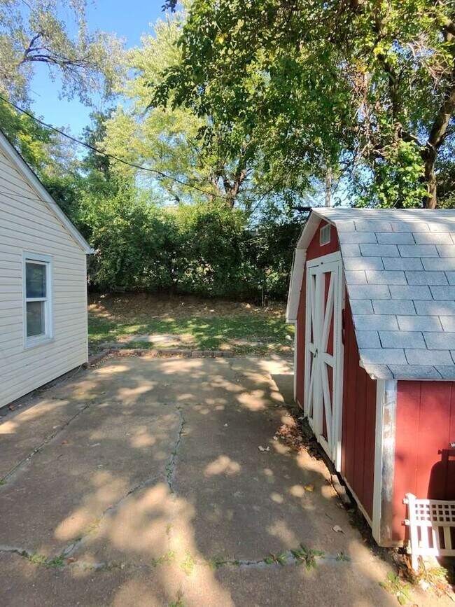 Building Photo - 2575 Hawthorne Manor Dr