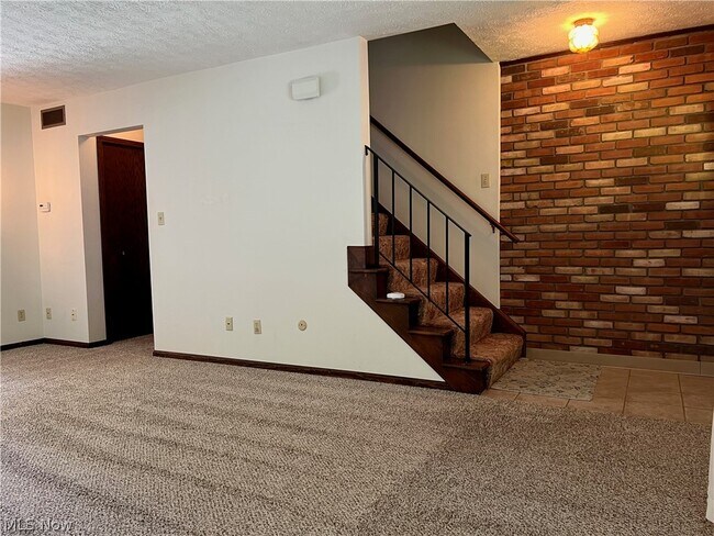 Building Photo - 2144 Woodlawn Cir