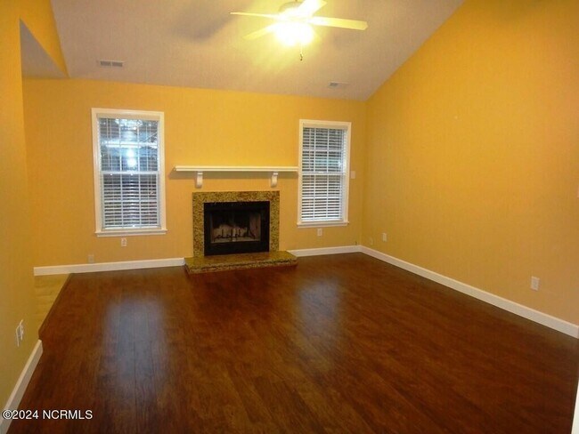 Building Photo - 102 Yellowwood Dr