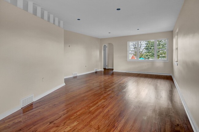 Building Photo - 3 bed 1 bath Updated Rancher For Rent
