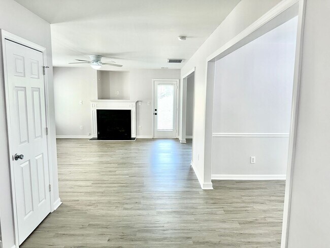 Foto del edificio - Updated 4BD, 2.5BA Raleigh Home With a 2-C...