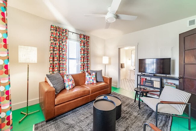 Foto del edificio - 108 Featherbone Ave