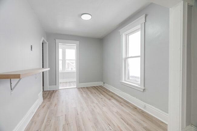 Building Photo - 32 Mackay Av