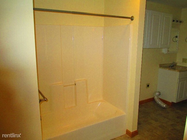 Building Photo - 2 br, 1 bath Apartment - 73 Rancourt Rd