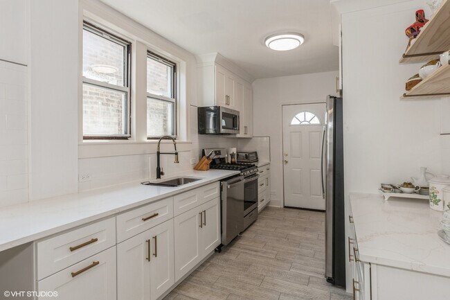 Building Photo - 5638 N Christiana Ave