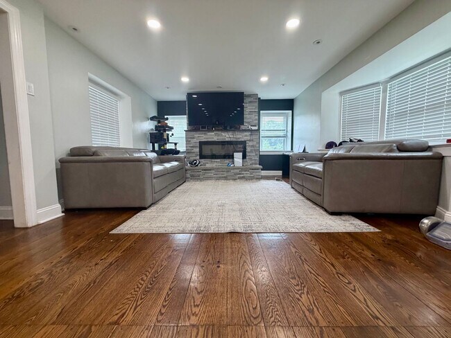 Foto del edificio - Stunning Home in Rolling Green Neighborhood of Springfield Township. Available in Mid-September!