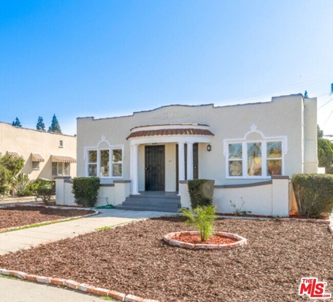 Spacious shared front and backyards - 1816 Browning Blvd