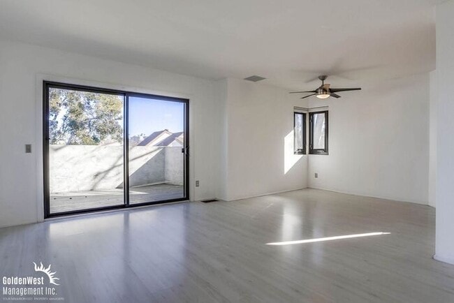 Building Photo - Bright & Airy 2Bdm 1Ba Townhome in San Diego!