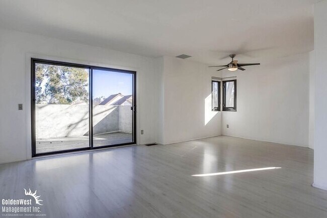 Foto del edificio - Bright & Airy 2Bdm 1Ba Townhome in San Diego!
