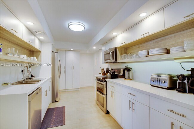 Foto del edificio - 1111 Crandon Blvd