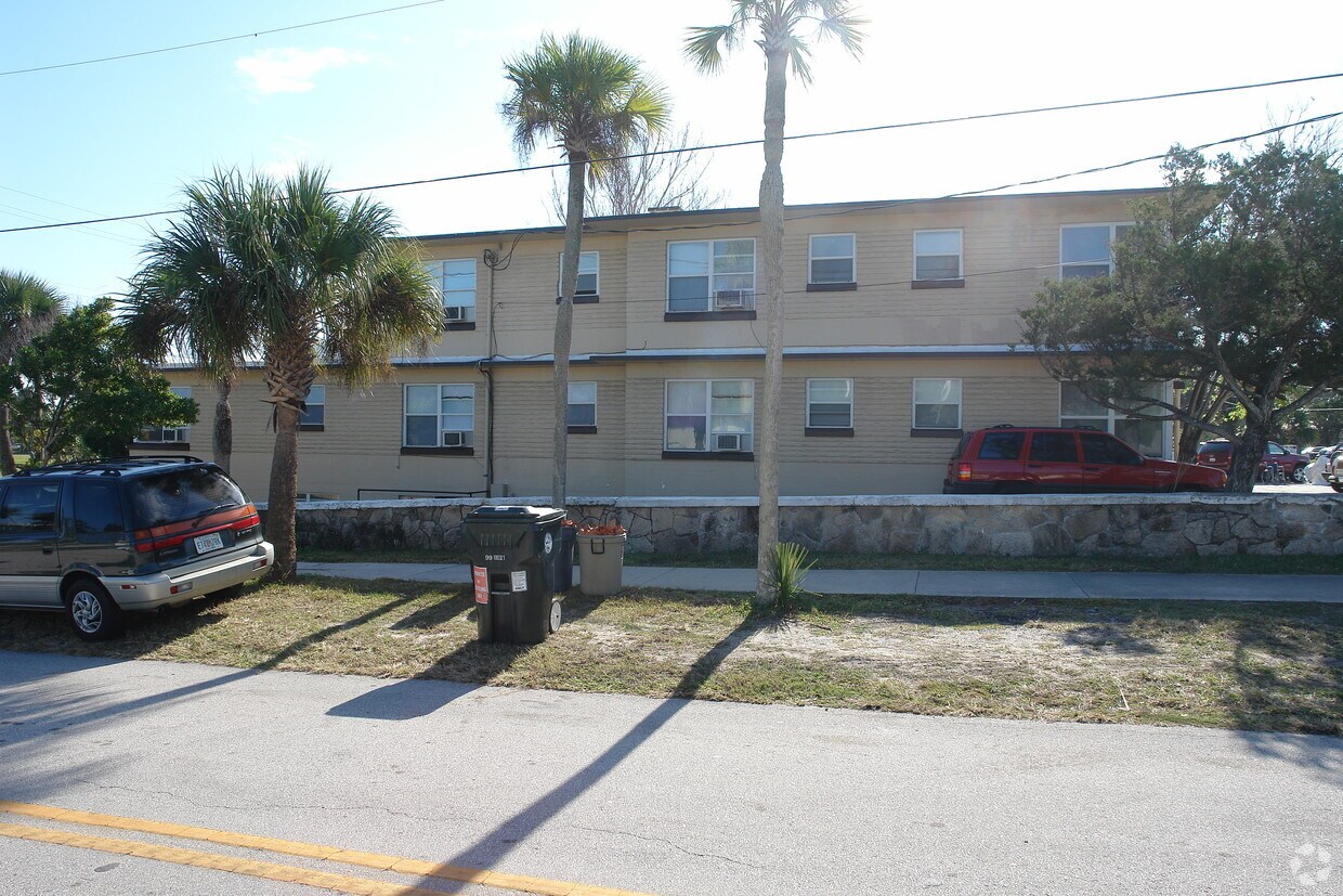 Primary Photo - 637 N Oleander Ave