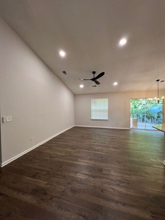 Building Photo - *EXCLUSIVE OPEN HOUSE THIS SUNDAY* Fully R...