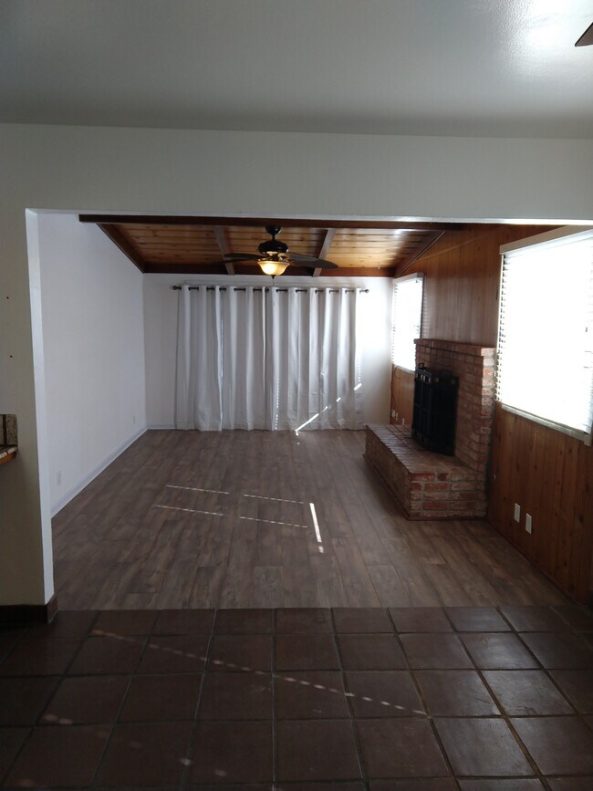 Building Photo - 5646 Park Crest Dr