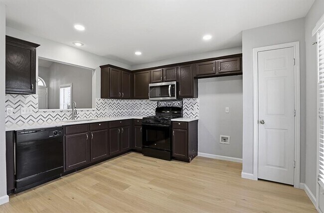 Foto del edificio - 2410 Charlie Harley Dr