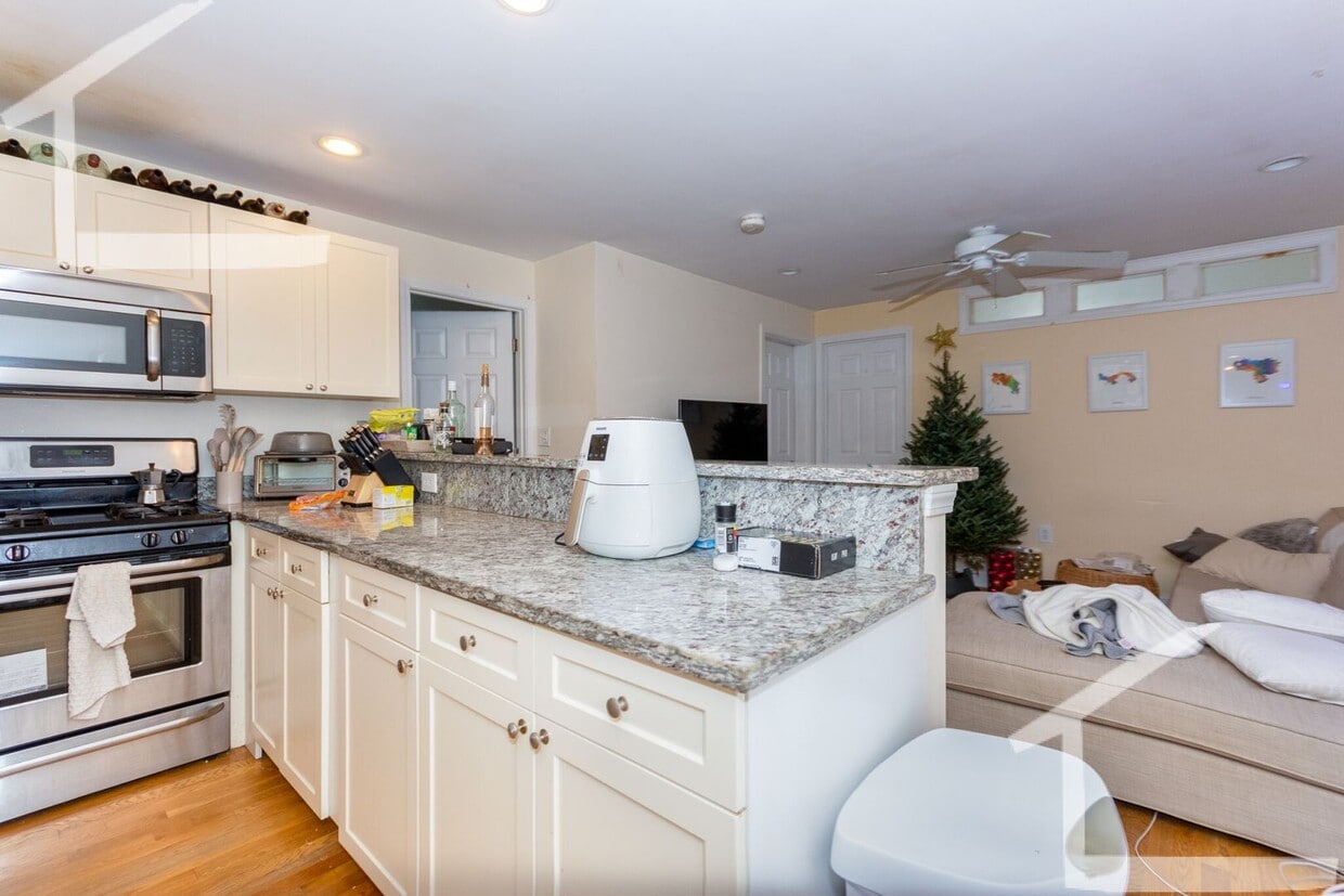 Primary Photo - Great student apartment in Brookline