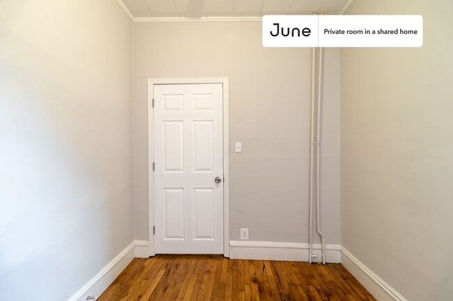 Building Photo - Private bedroom in 3 bed/1 bath Home