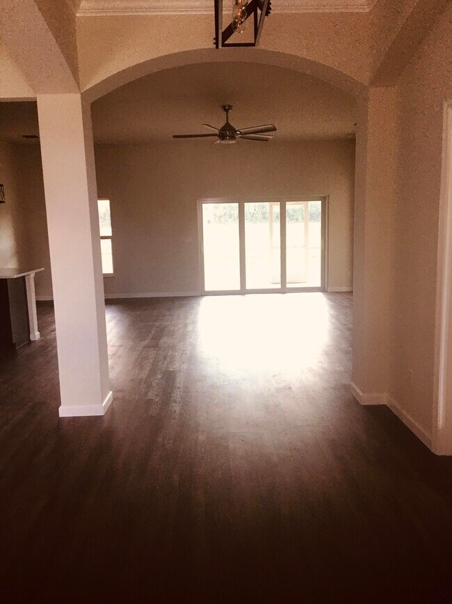 Building Photo - 926 SW Abbot Ave