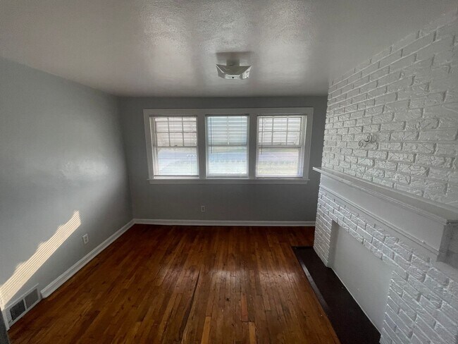 Foto del edificio - Large 1 Br upstairs apartment - with 2 bon...