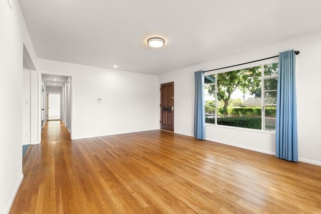 Building Photo - 5651 N Bryn Mawr St