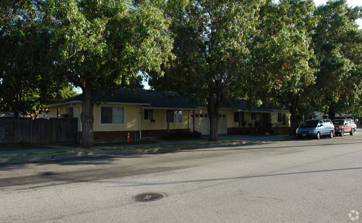 Foto principal - 441-445 E Humboldt St