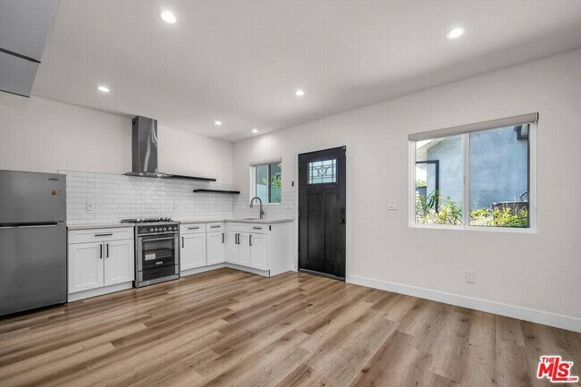 Foto del edificio - 5008 Greenbush Ave