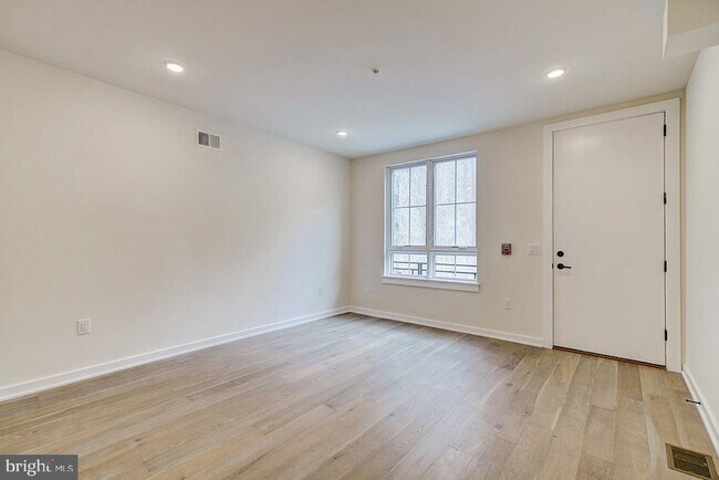 Building Photo - 728 S 10th St