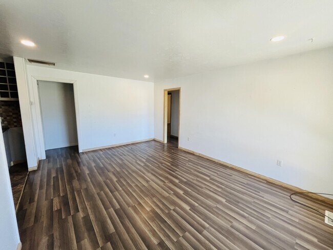 Foto del edificio - 703 W Main St