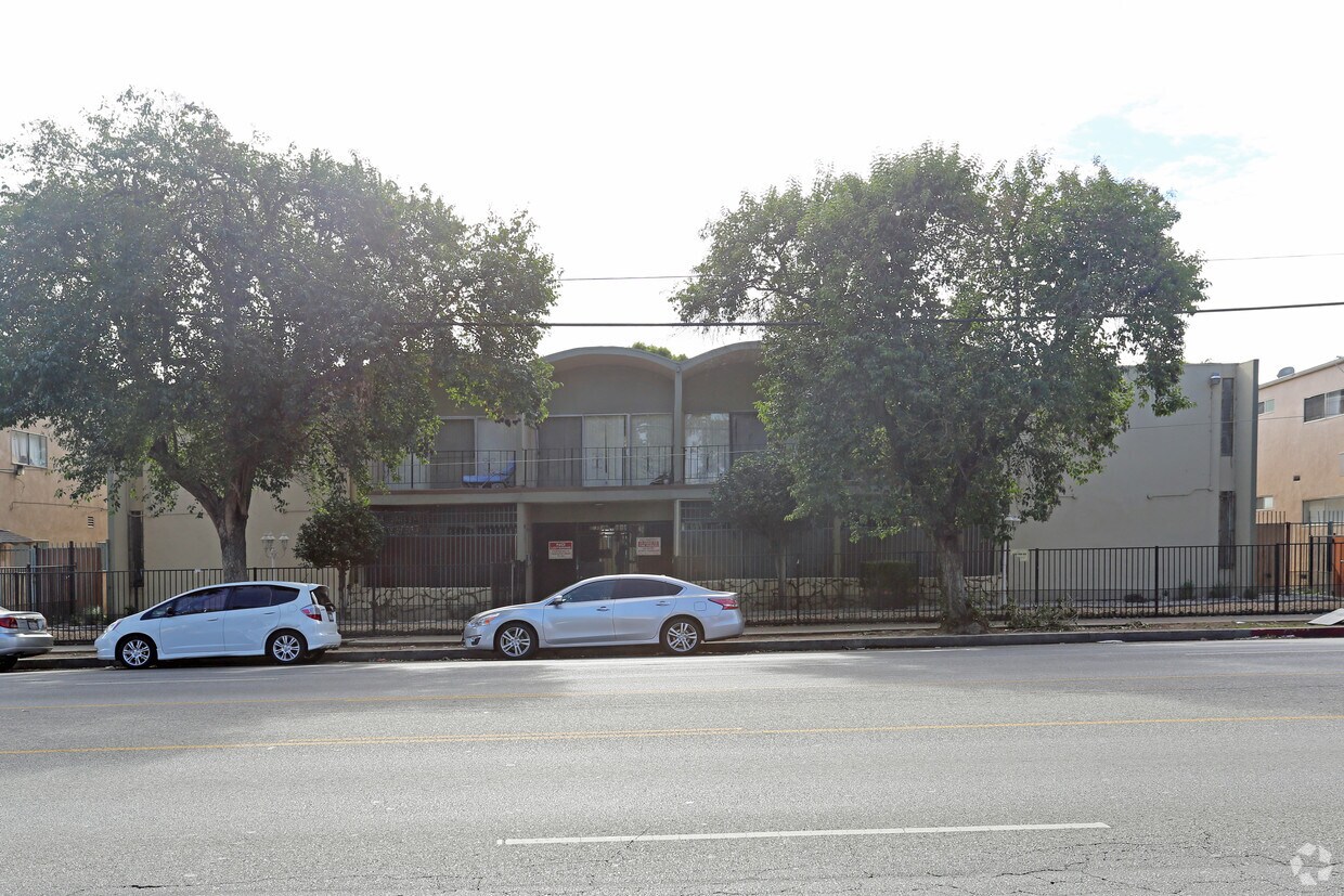 Building Photo - Roscoe Apartments
