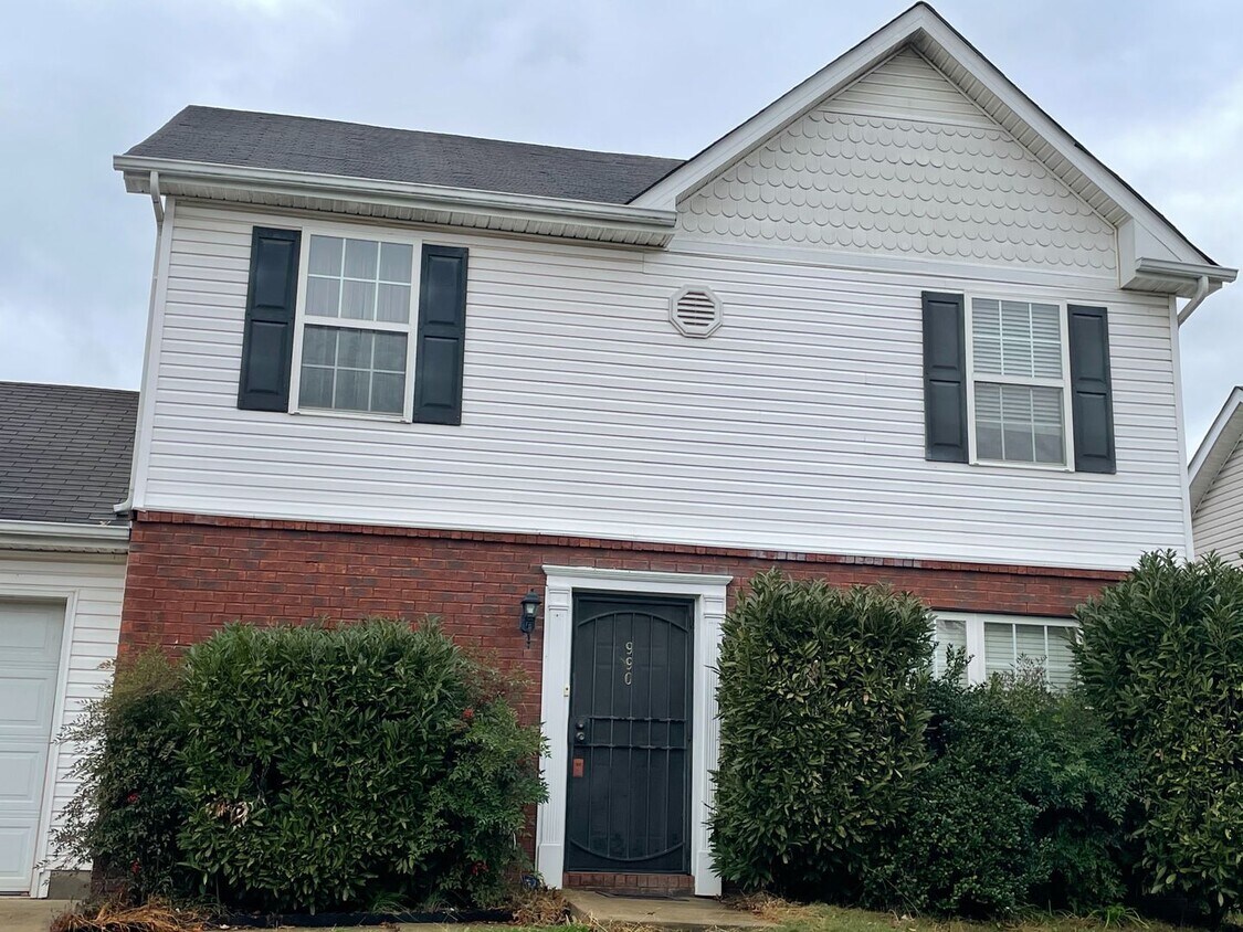 Foto principal - Great Home in Lake Forest! Coming Soon!