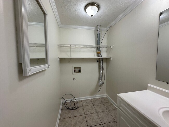 Foto del edificio - Freshly Updated 4 Bedroom Lower-Level Unit in Oak Ridge – Spacious & Move-In Ready
