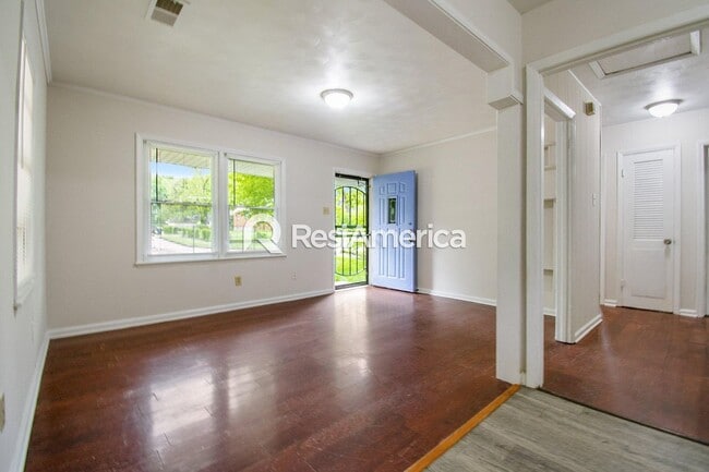 Foto del edificio - Redone and ready for move in