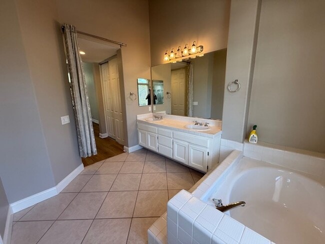 Foto del edificio - 4 bed / 2.5 bath plus large loft/family ro...