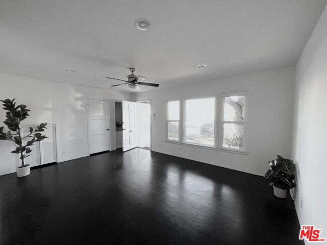 Building Photo - 5551 Mammoth Ave