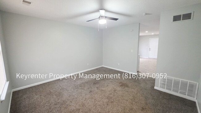 Building Photo - 4 Bedroom 2 Bath