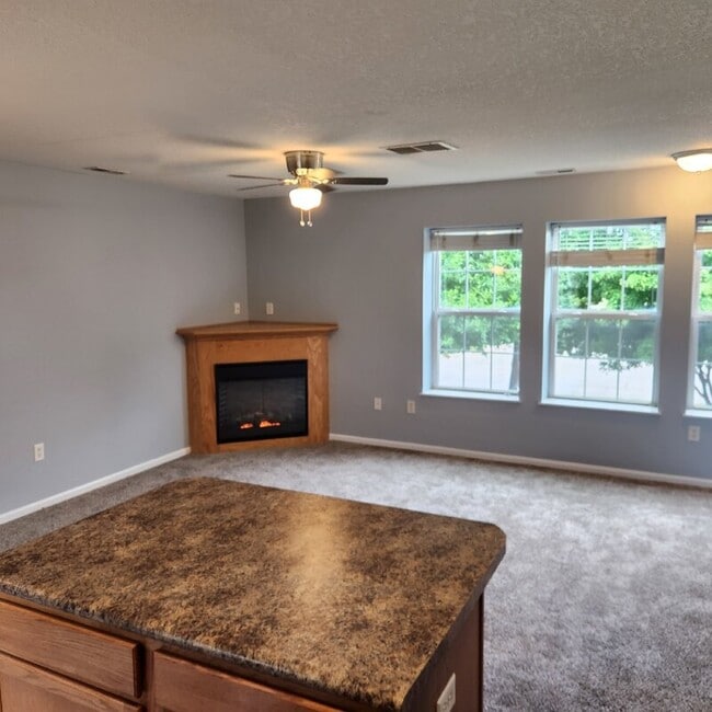 Building Photo - 305 NE Kingwood