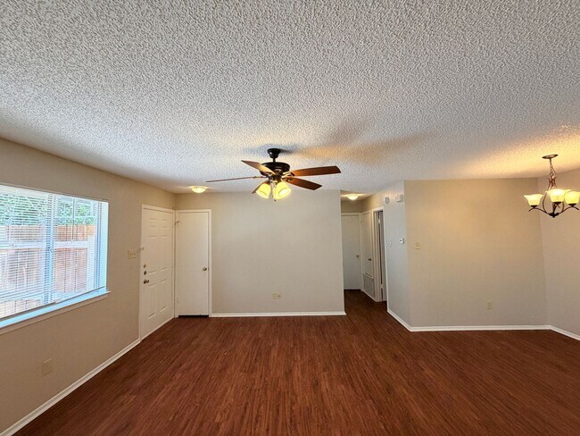 Foto del edificio - 12102 Arrowwood Dr
