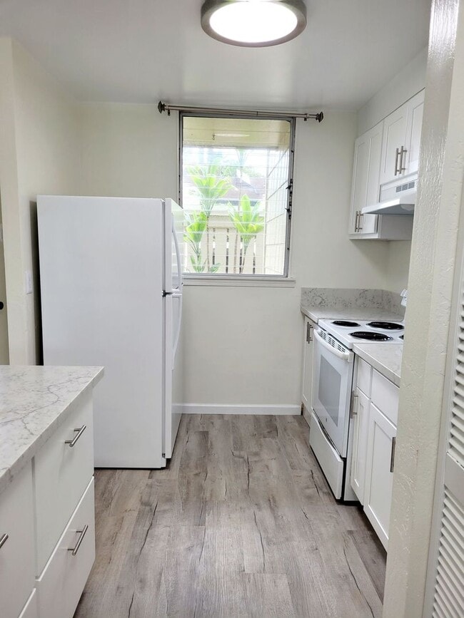 Building Photo - Available July 1, 2026 | A 3 Bedroom, 2.5 bath Townhouse with 2 parking stalls in Hokuala Hale