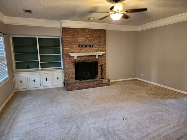 Building Photo - 5 Bedroom 21/2 Bath home
