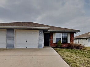 Building Photo - 403 NW Woodbury Dr
