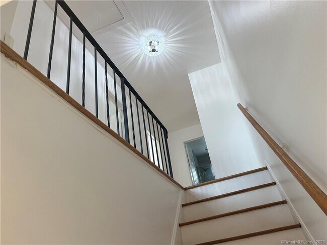 Foto del edificio - 65 Mill Hill Ave