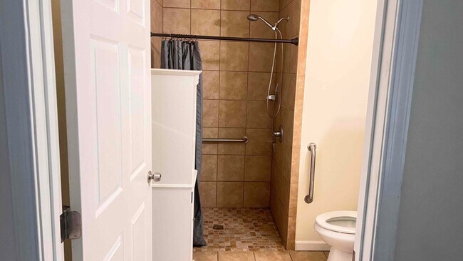 Foto del edificio - 608 Santiago Ct