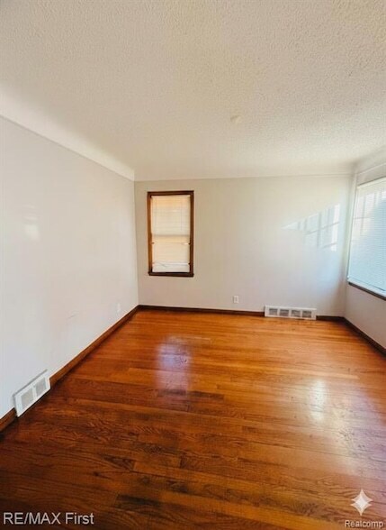 Building Photo - 15625 Bringard Dr